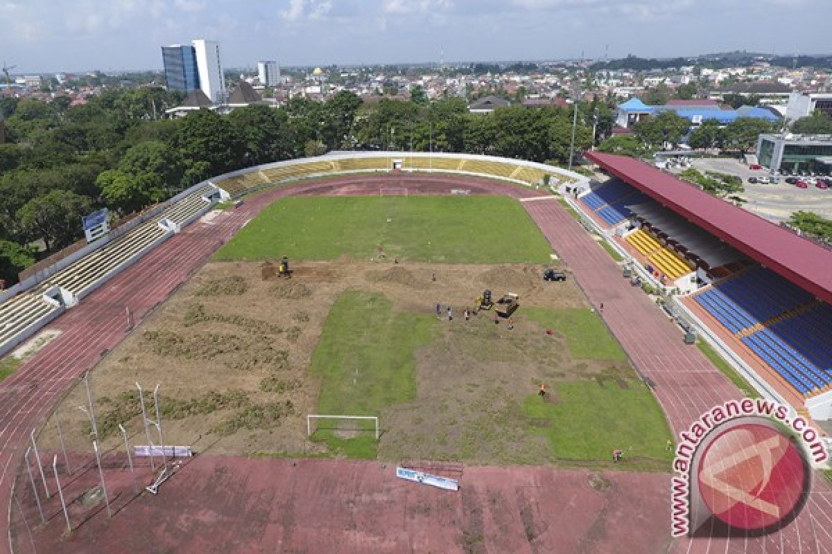 Perbaikan rumput Stadion Bumi Palembang cukup merepotkan