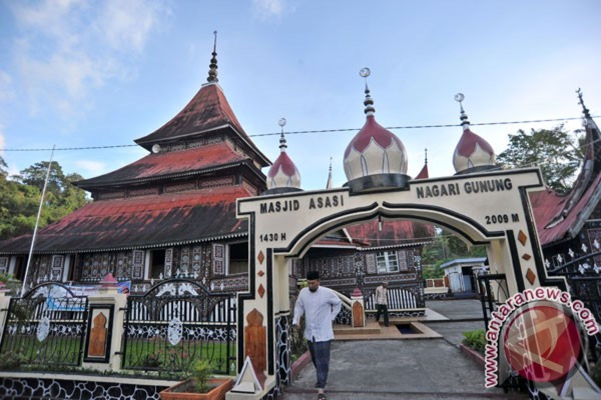 Berteduh di Masjid Asasi, masjid tertua di Padang Panjang