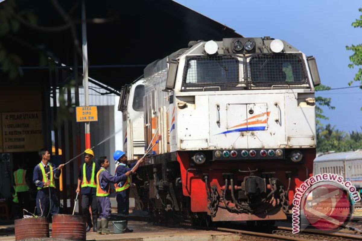 Ini bahaya melempar batu ke kereta yang sedang melintas