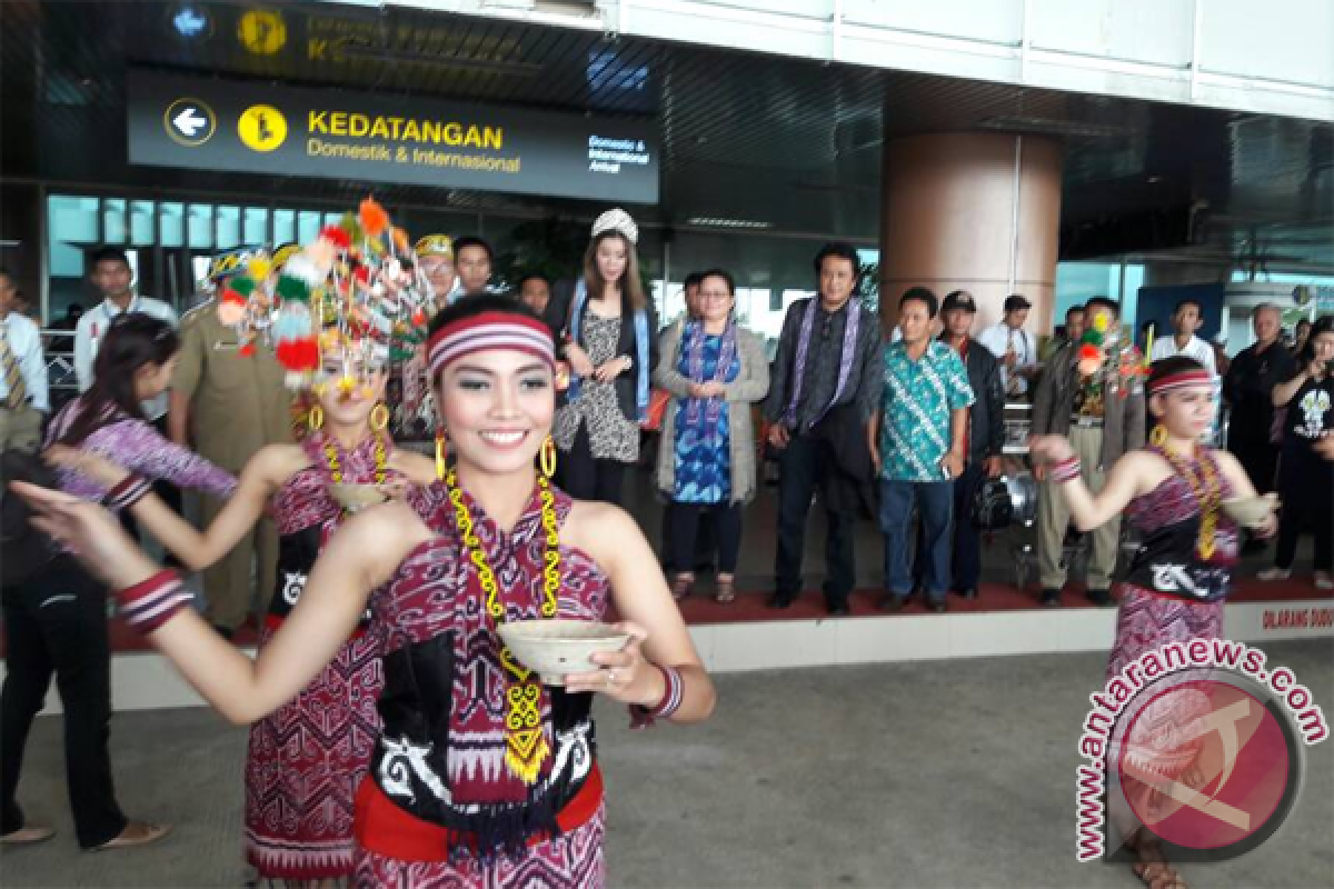 Miss Malaysia 2014 Hadiri Kongres Internasional Dayak 