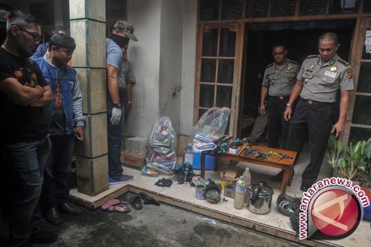 Bom rakitan meledak di rumah kontrakan Bandung