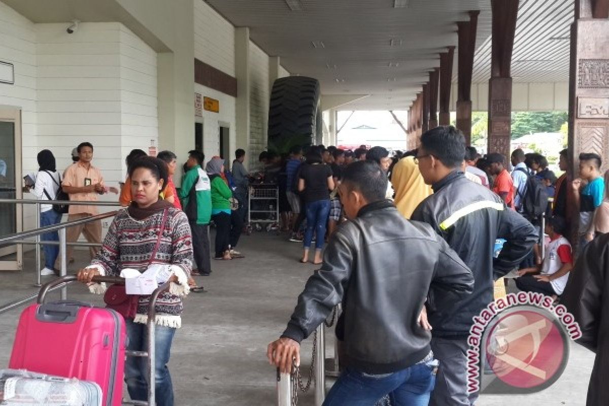 Penumpang arus balik di bandara Biak ramai lancar