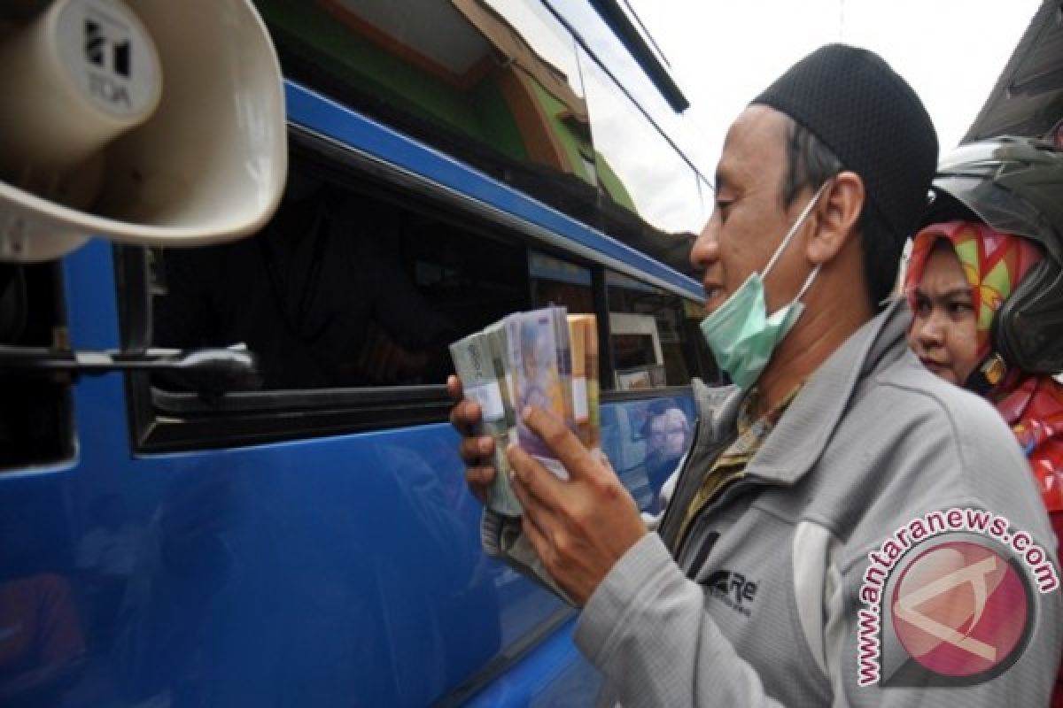 WARGA PALU ANTUSIAS TUKAR UANG