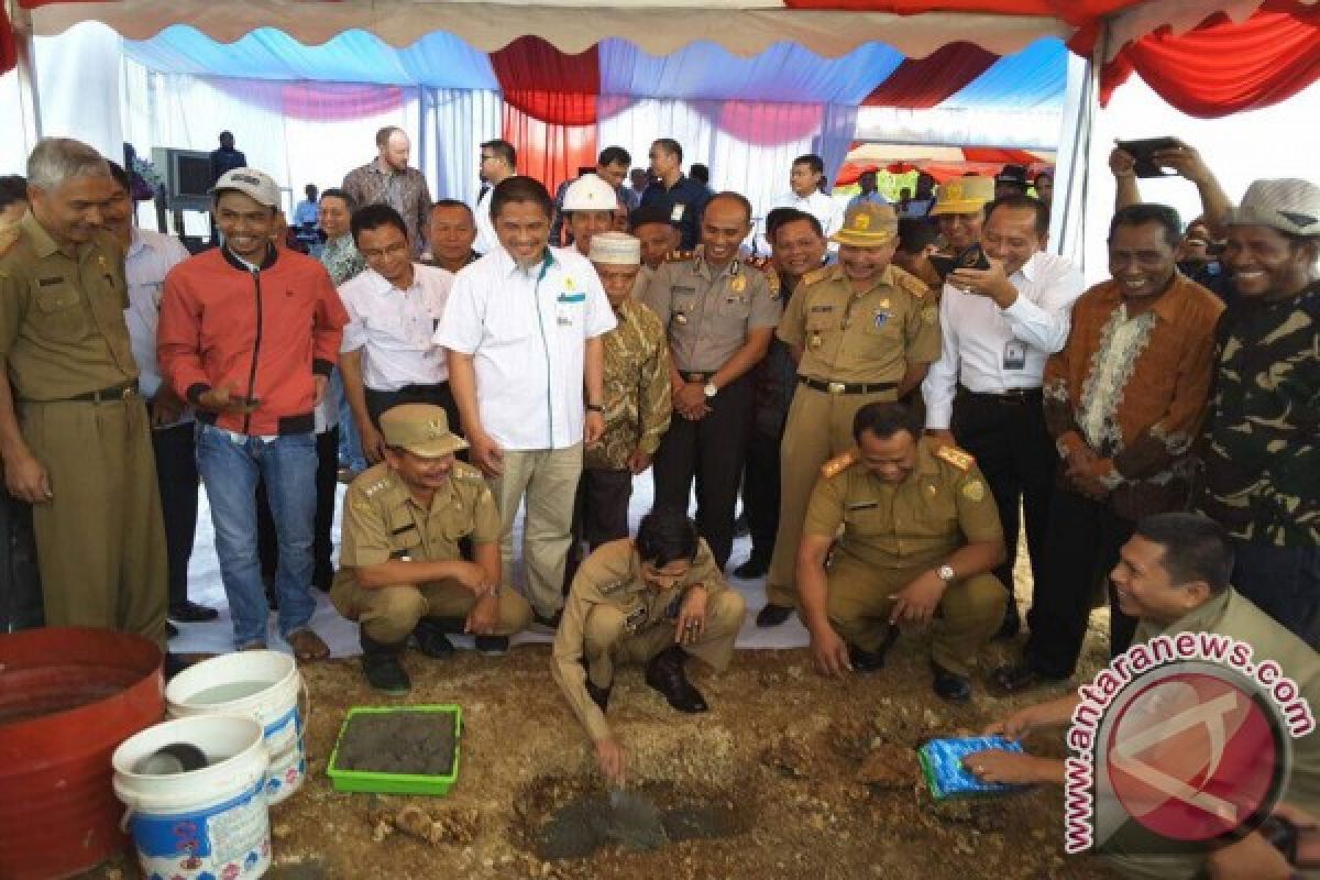 Wali Kota Baubau Letakkan Batu Pertama Proyek PLTGM