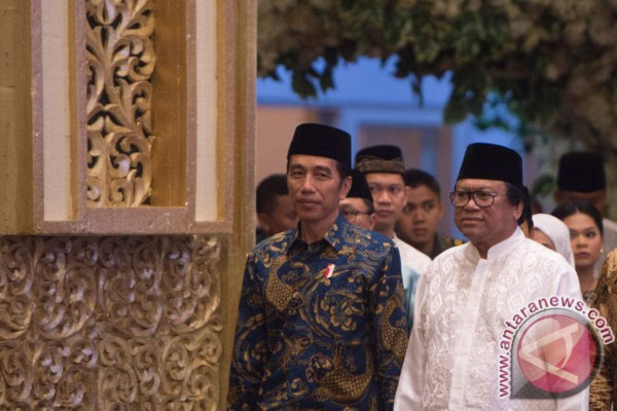 Jokowi buka puasa sambil bicara masalah kebangsaan