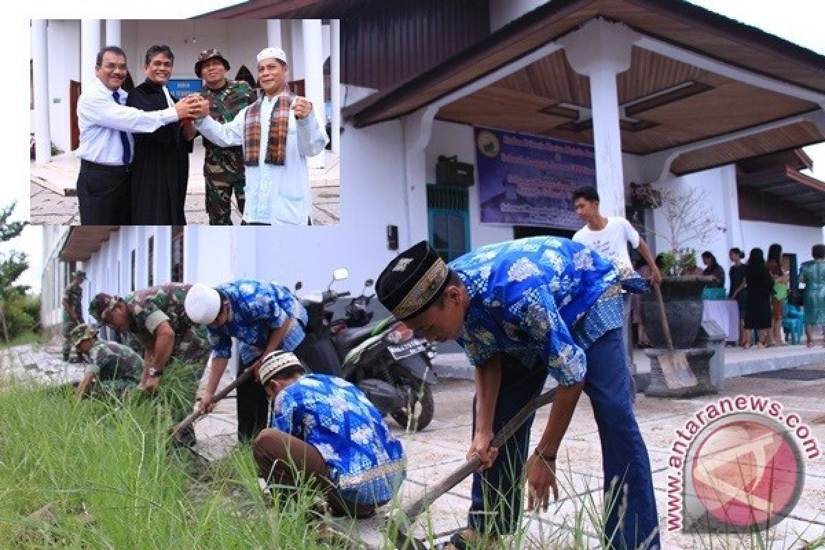 TNI dan masyarakat bersihkan tempat ibadah