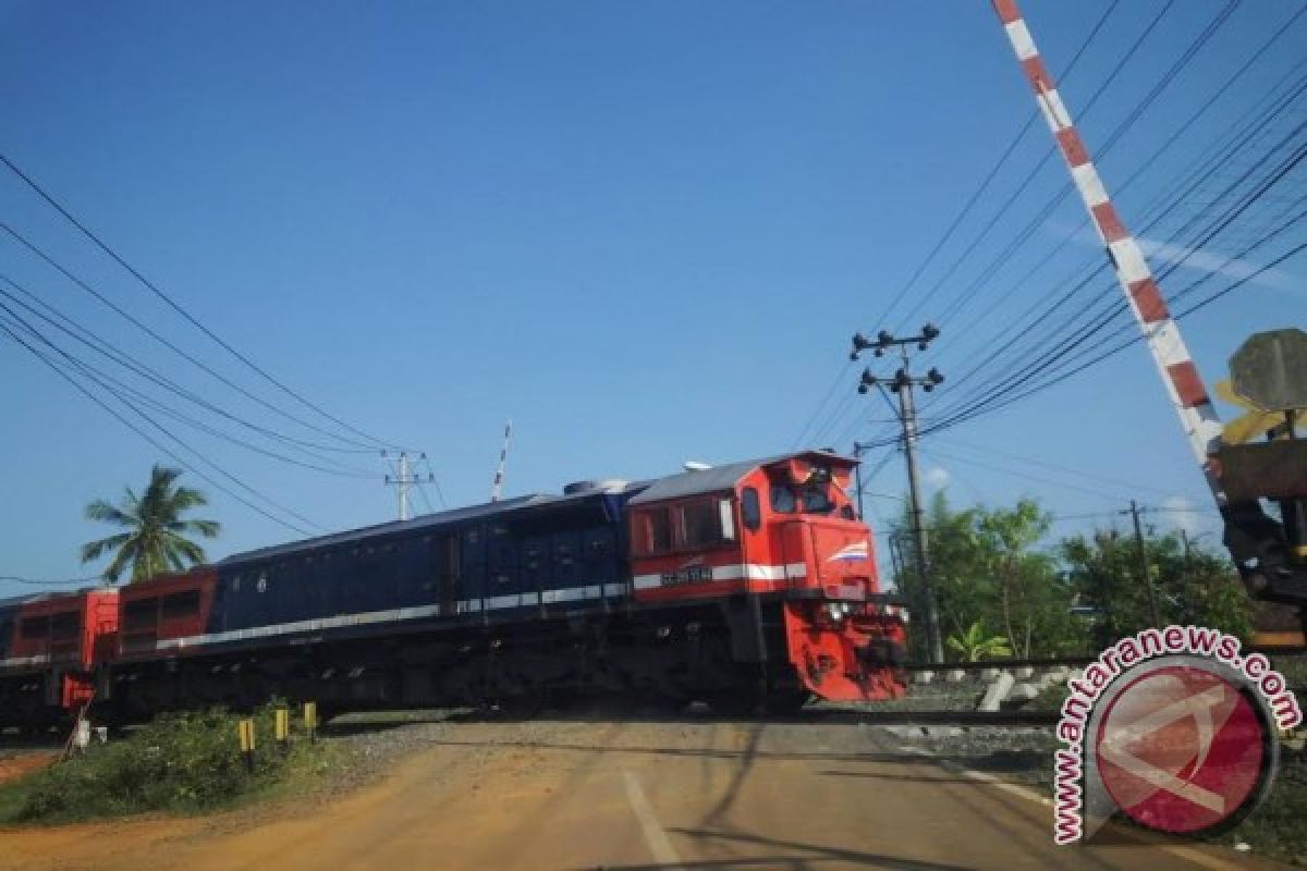 Perlintasan KA tanpa palang nyaris menelan korban