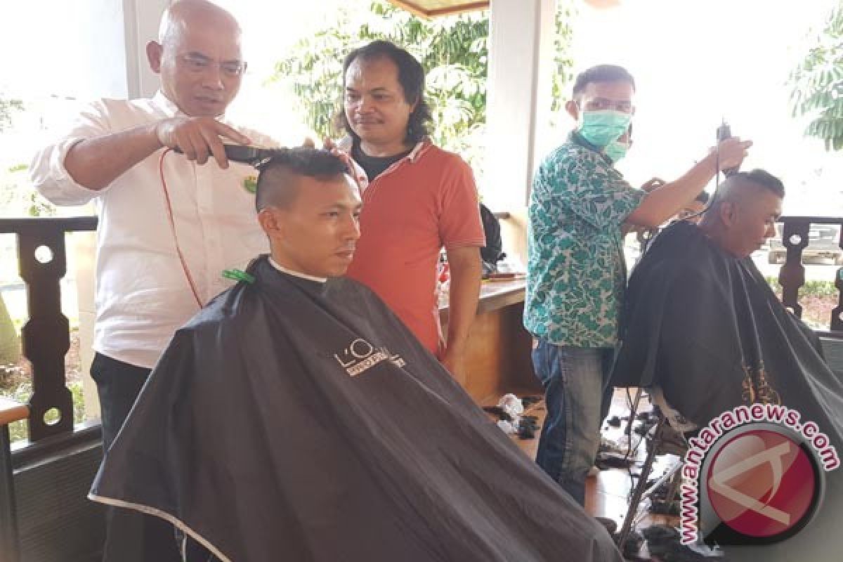 Tukang Cukur Bekasi Dapat Rezeki Nazar Walkot