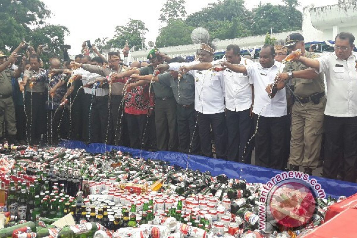 Pemprov Papua musnahkan 8.835 botol minuman beralkohol