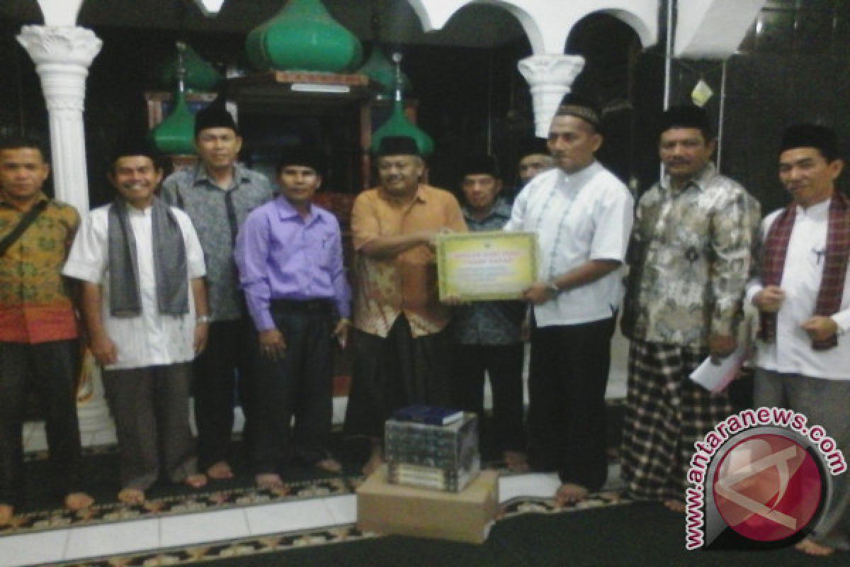 Pemkab Tanah Datar Bantu Masjid Jumhuriyah Malalo Rp10 Juta