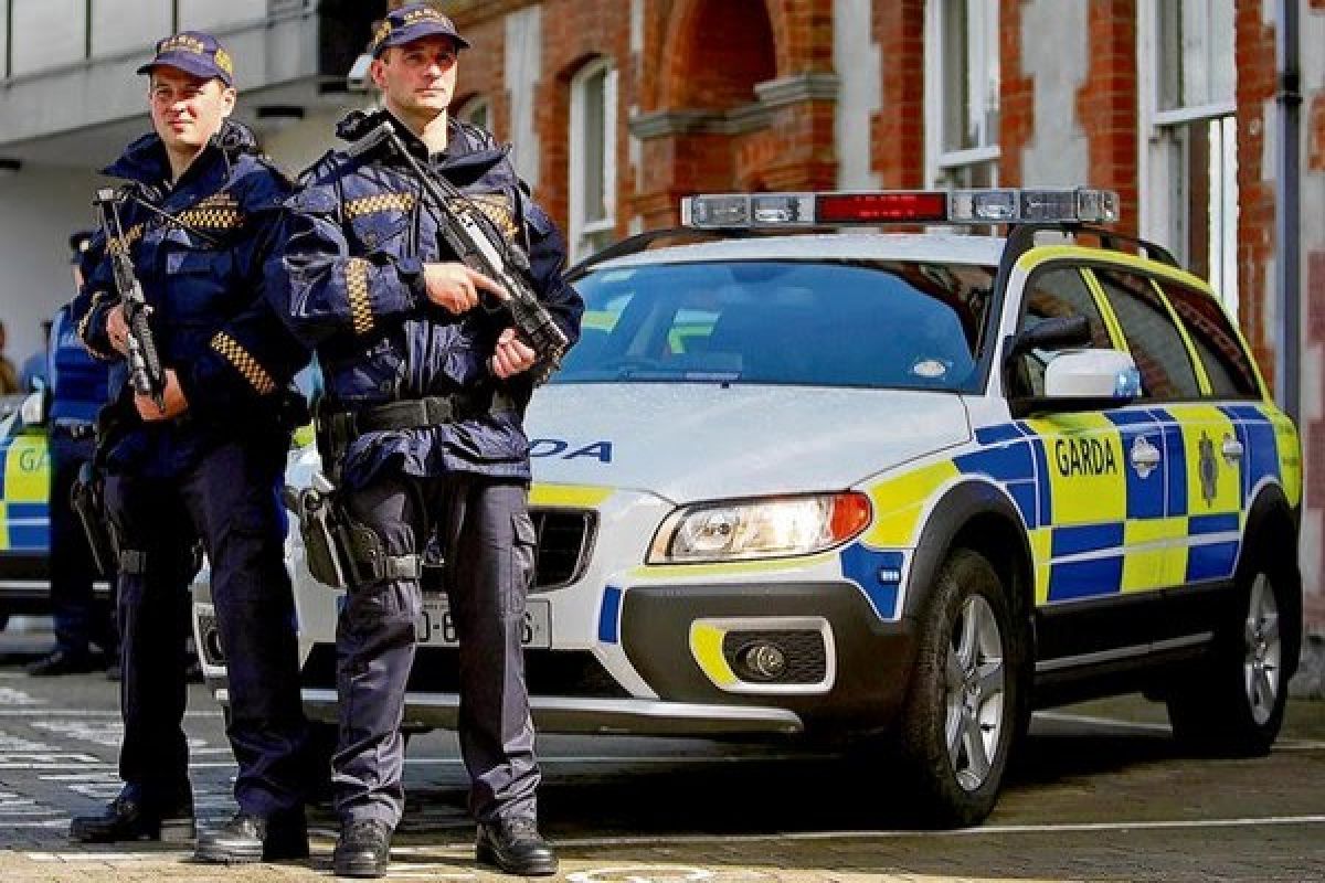 Polisi Irlandia dilempari bom molotov pemuda nasionalis