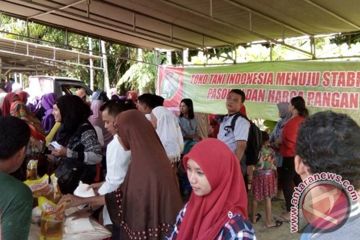 Pemkab Mukomuko Jual Sembako Murah Kepada Masyarakat