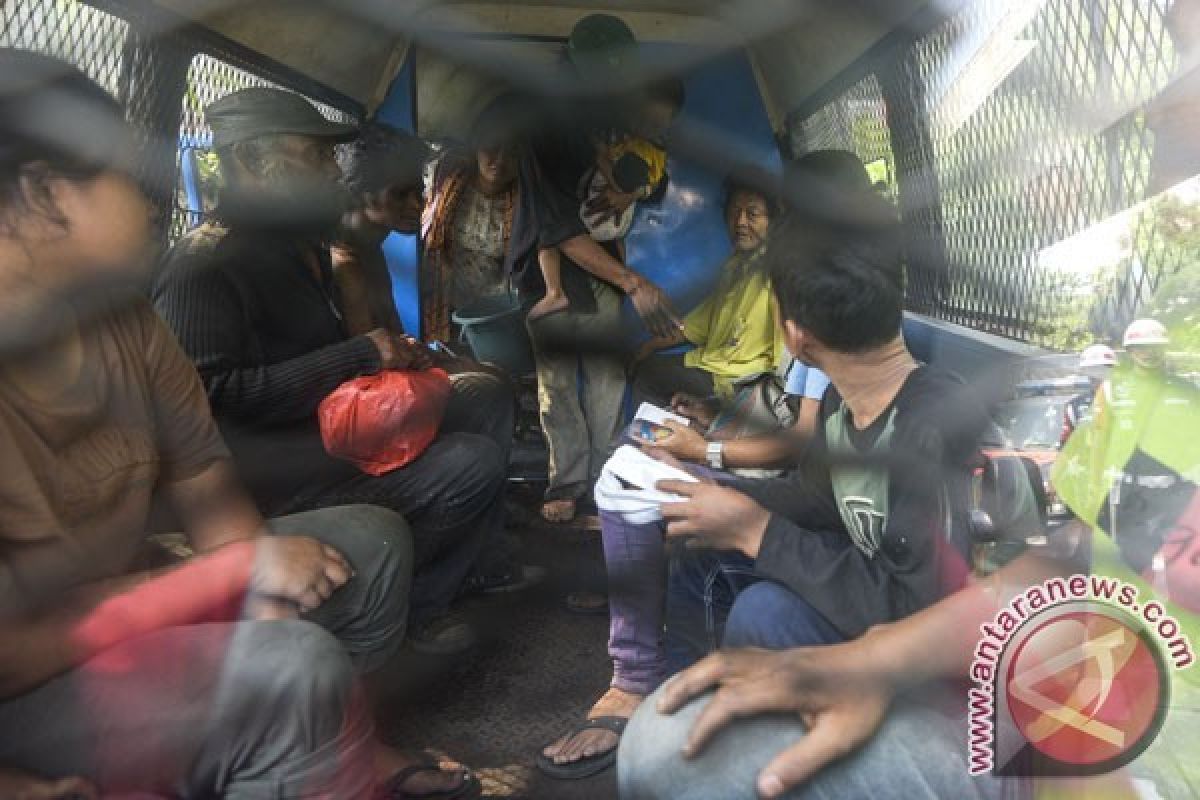 Jakarta kemarin, penertiban pengemis hingga karangan bunga Jakpro