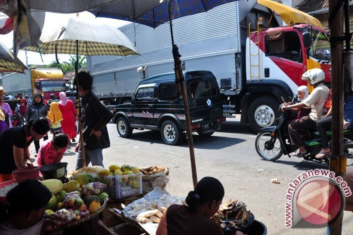 Puluhan Pasar Tumpah Tersebar Di Jalur Pantura