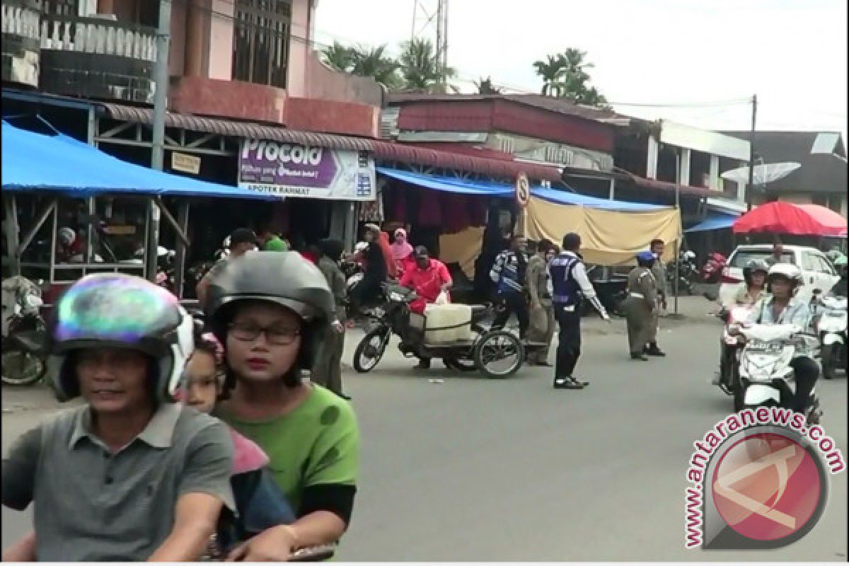  Atasi Kemacetan, Satpol PP Pasaman Barat Tertibkan Pasar "Pabukoan"