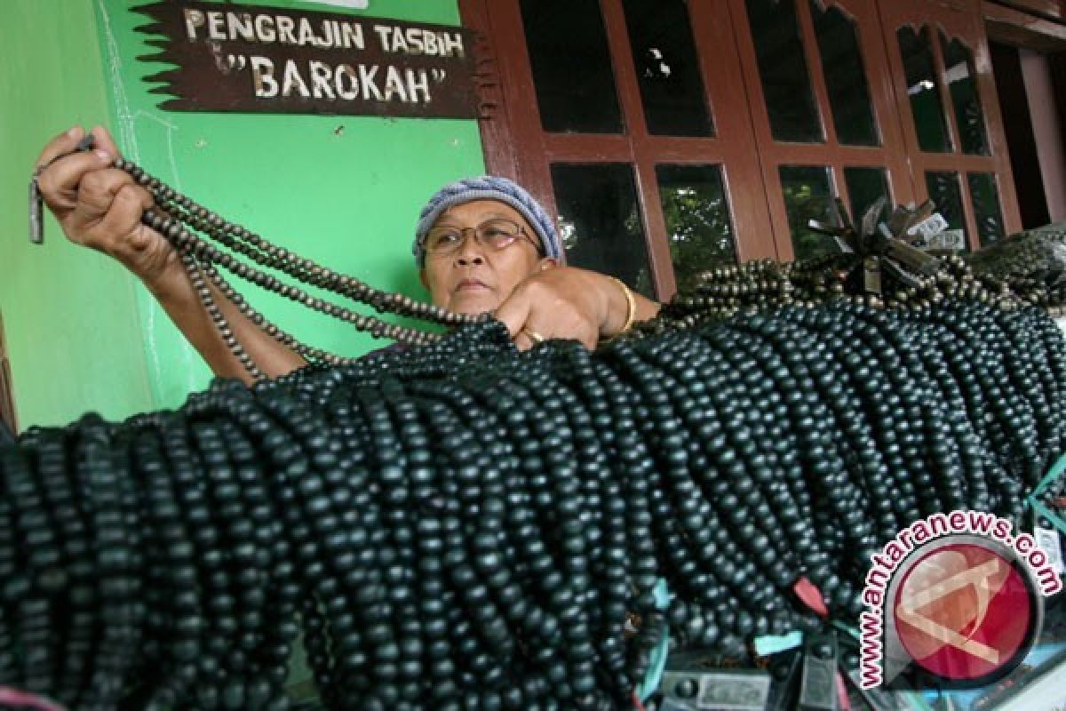 Pengrajin produksi tasbih bebbahan kayu langka