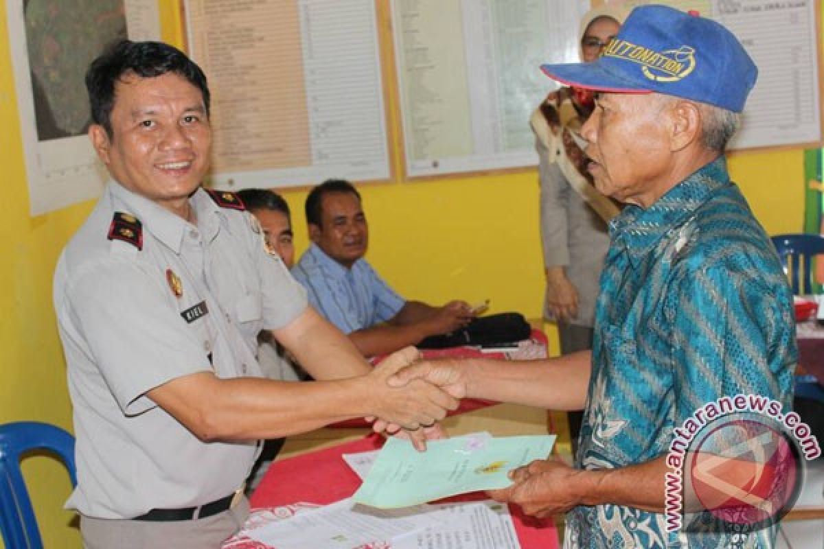 Warga Bengkulu Terima Ganti Rugi Lahan Denzipur