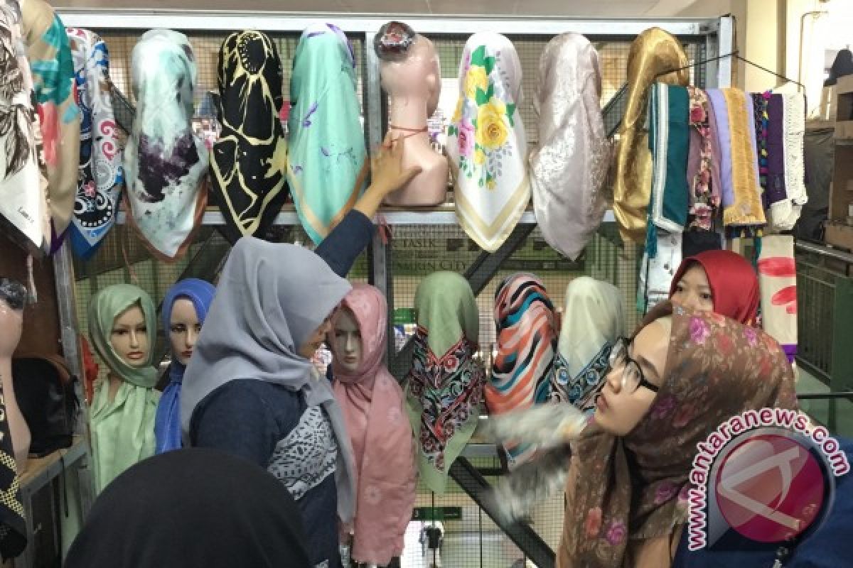 Kerudung segi empat motif print naik daun di Thamrin City