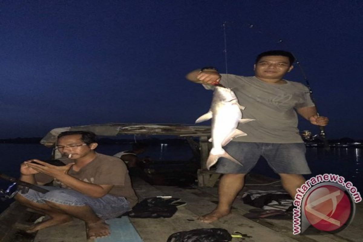 Menunggu Bedug Maghrib Sambil Memancing