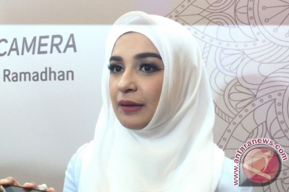 Shireen Sungkar jahit baju seragam anak untuk Lebaran