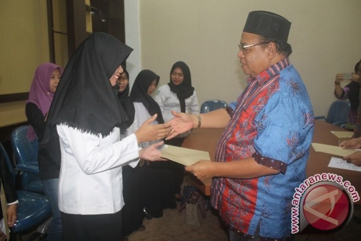 Bupati Sukamara Serahkan SK CPNS 5 Bidan dan 1 Dokter