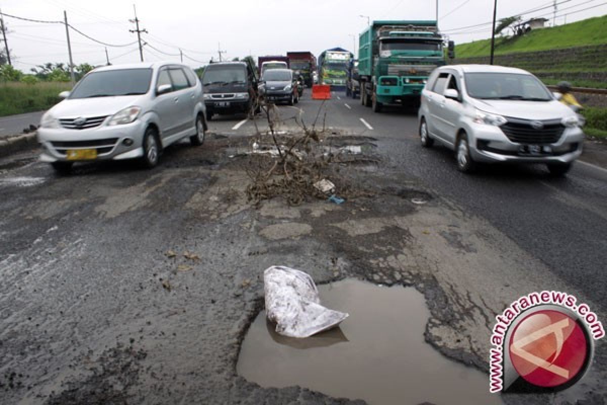 Jalan Provinsi Lintas Raya Simalungun Alami Kerusakan 