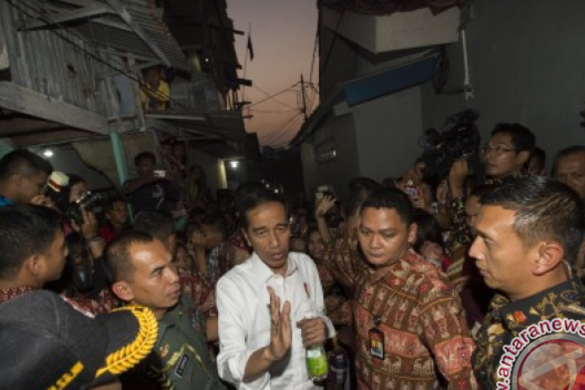 Presiden Bagikan Paket Sembako Di Cibuluh Bogor 