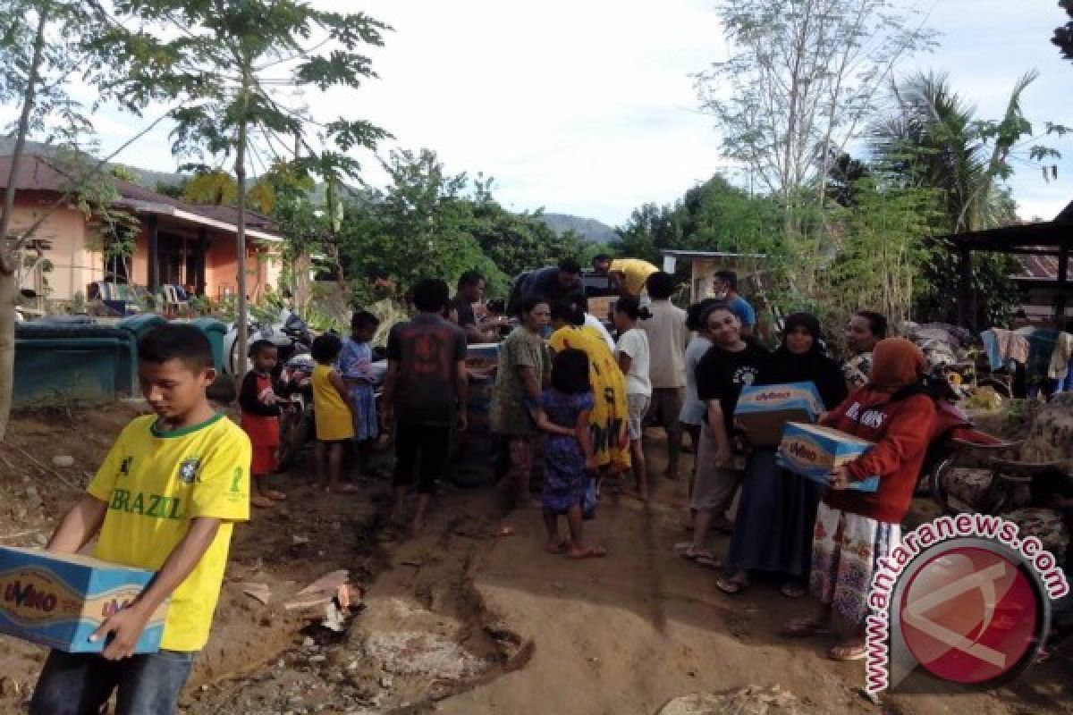 Nasdem Bantu Air Bersih Korban Banjir Tolitoli