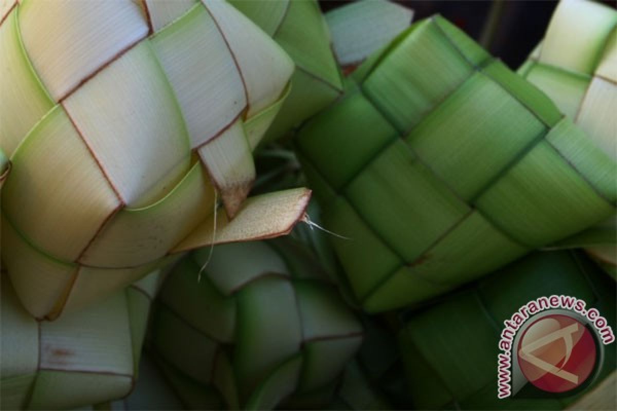 Pedagang ketupat Kota Bogor kewalahan terima pesanan