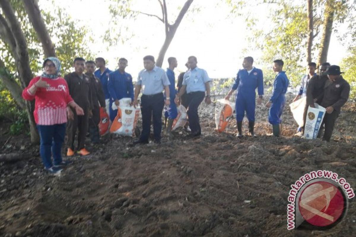 Taruna STP - Warga Bersihkan Sampah Pantai Karangantu