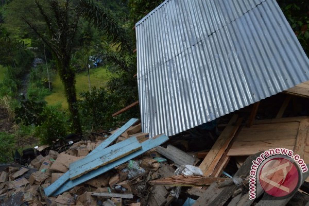 2 Tewas Akibat Rumah Diseruduk Truk