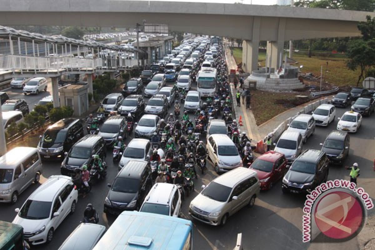 Yang sebaiknya dilakukan saat hadapi pengemudi yang ugal-ugalan