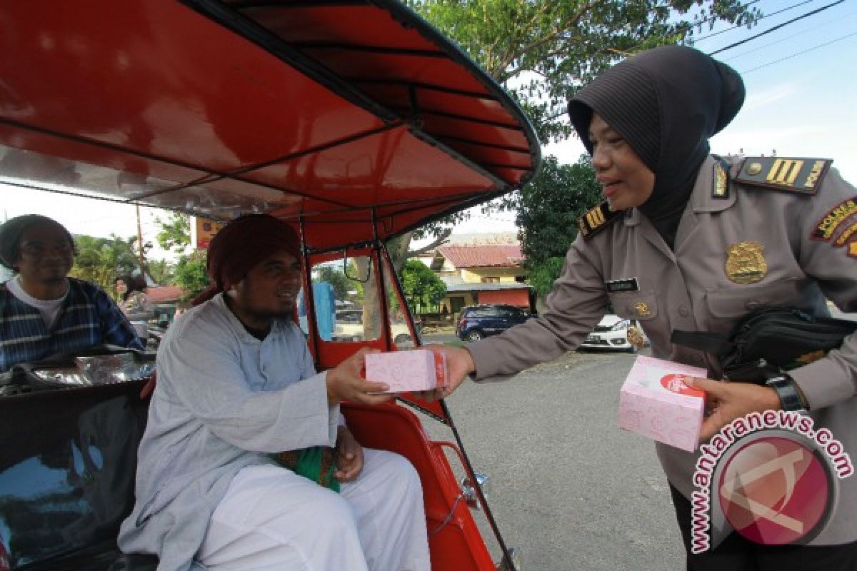 Polwan Gorontalo Bagi-bagi Takjil Ke Pengendara Motor 