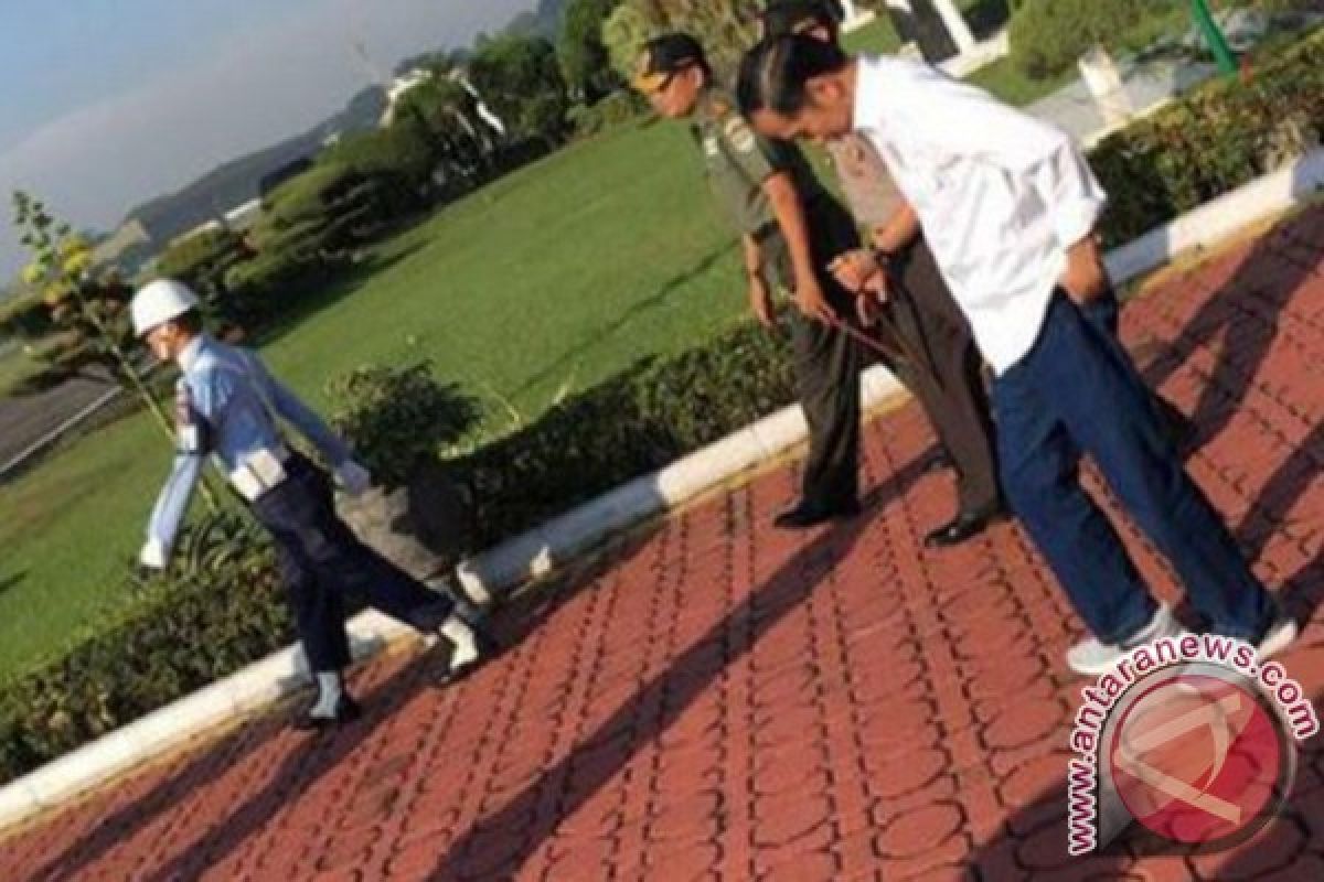 Alasan Presiden Jokowi Bersepatu Sneakers ke Tasikmalaya