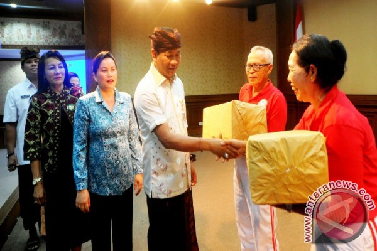 Ratusan Lansia Sambangi Dinas Arsip Badung