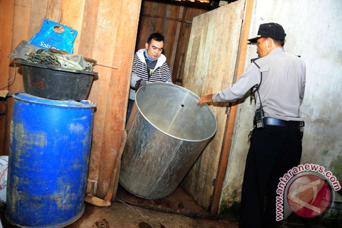 Tiga penjual miras terjaring razia pekat