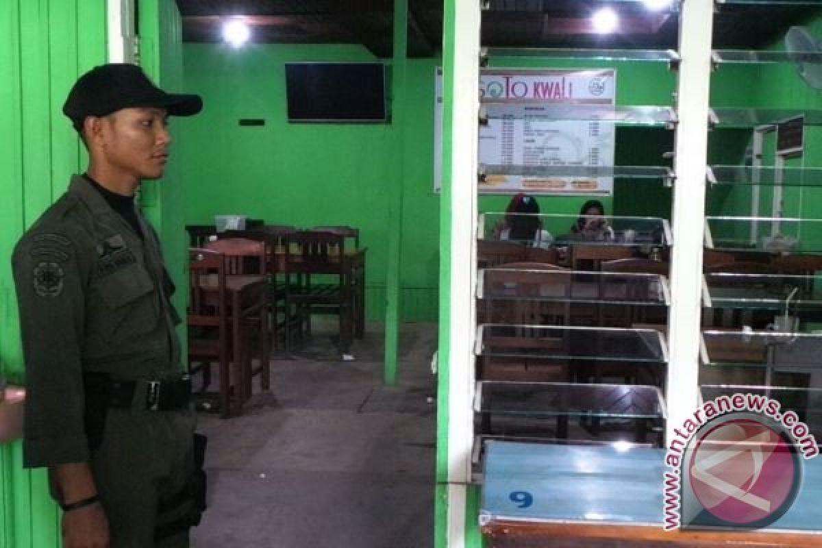 Satpol PP Tertibkan Rumah Makan di Sampit 