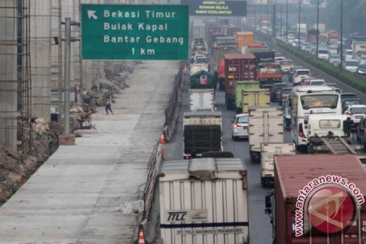 Langgar Larangan Melintasi Tol, Puluhan Truk  Ditilang