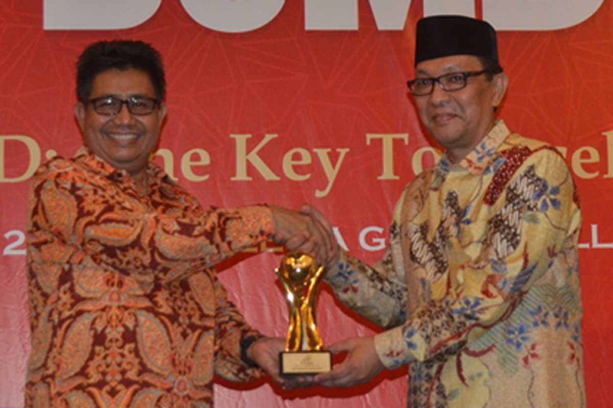 Bank Kalbar Raih Penghargaan di Ajang TOP BUMD 2017