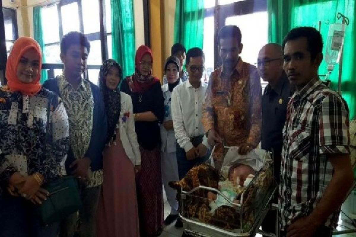 Anggota DPRD Barito Utara Kunjungi Bayi Penderita Hidrosefalus