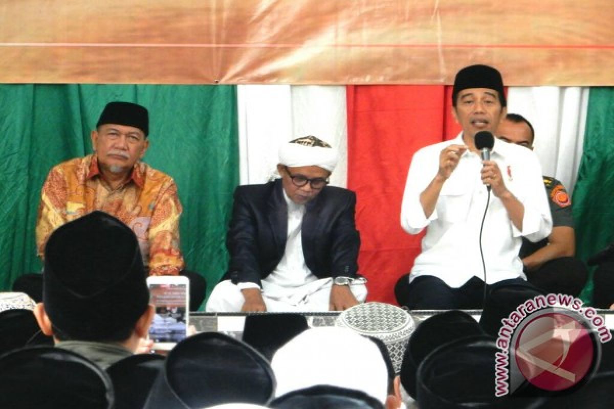 Di depan santri, Jokowi ingatkan jaga persaudaran sebangsa