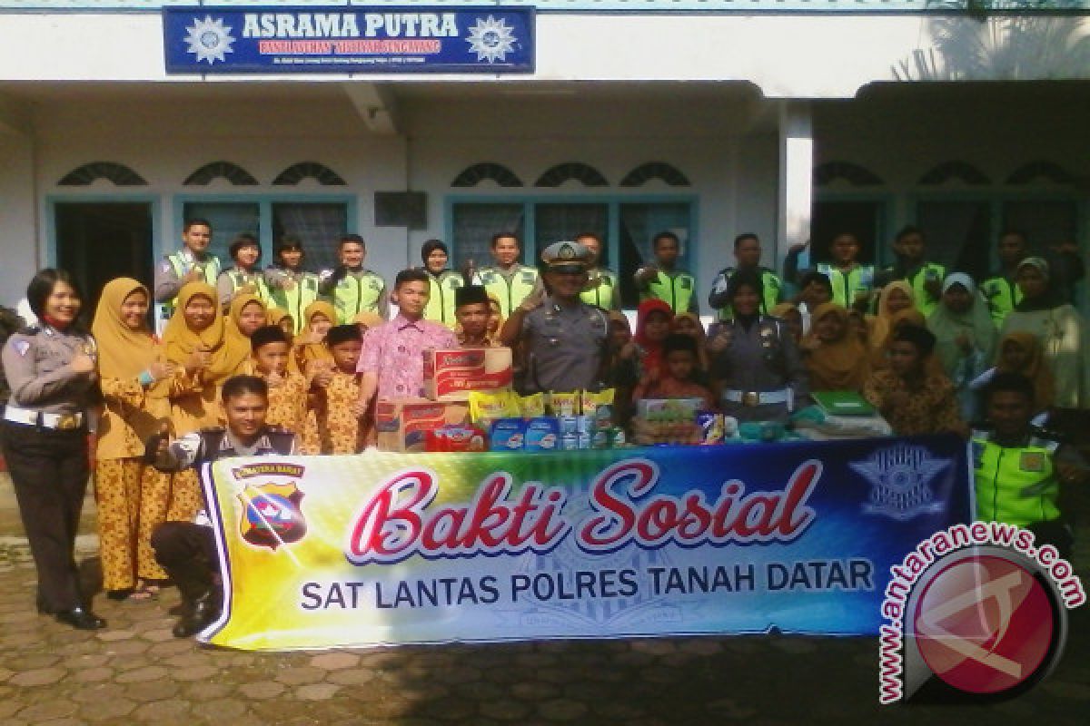 Satlantas Polres Tanah Datar Bagikan Sembako Ke Panti Asuhan