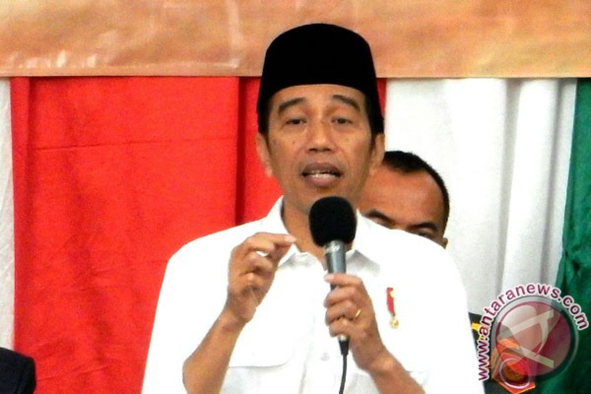 Presiden Jokowi berbuka dan bagi-bagi sepeda dengan wartawan