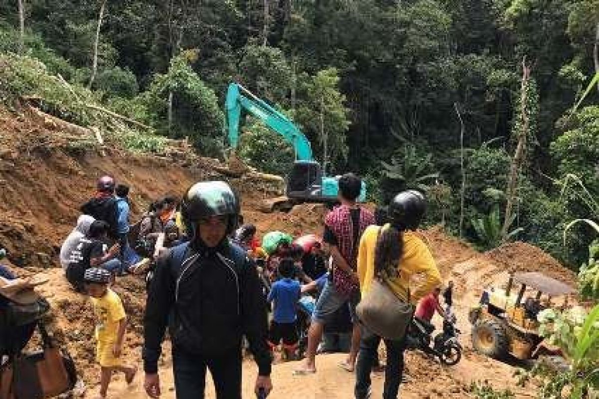 Hujan Deras Akibatkan Longsor Jalan Palu-kulawi 