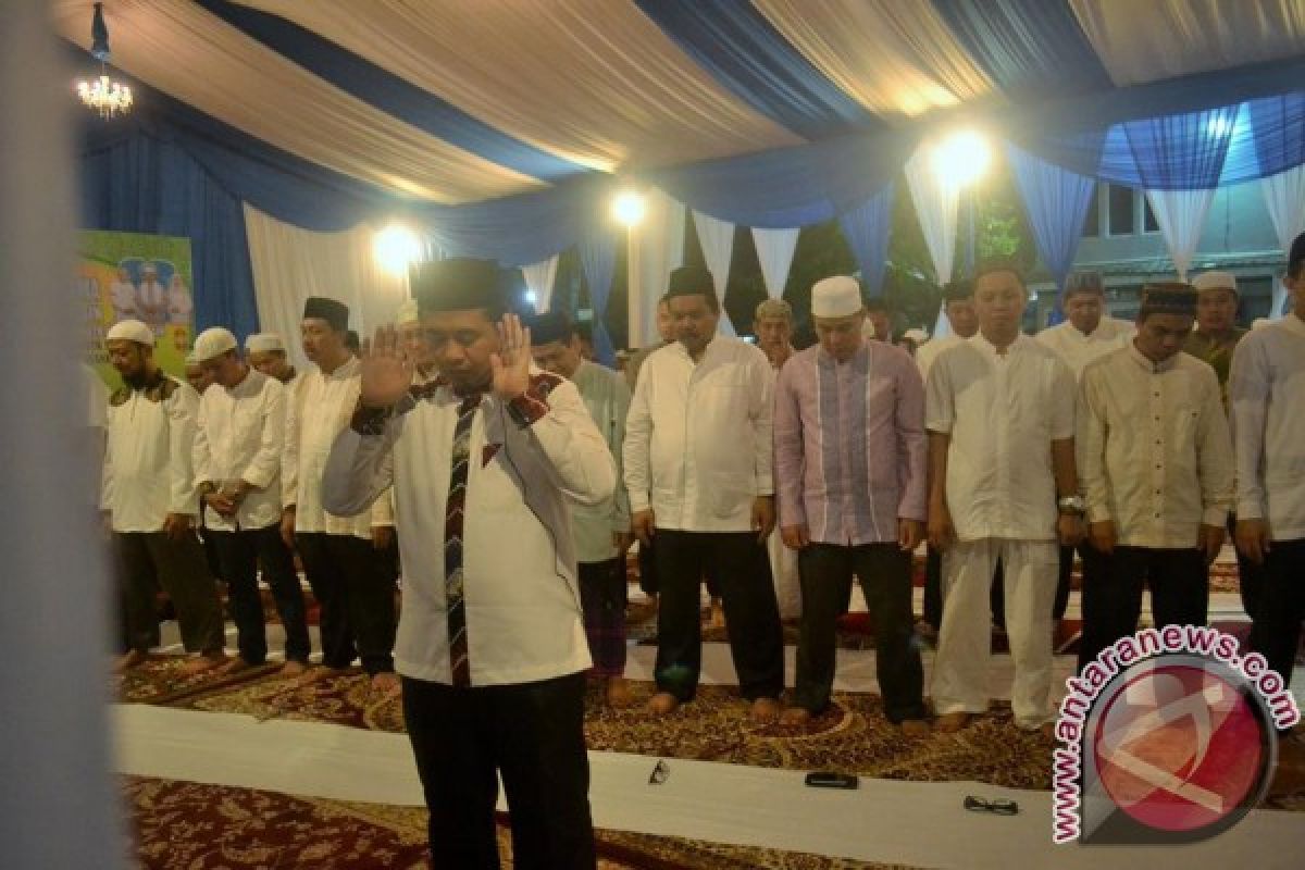 Usai Berbuka, Walikota Jadi Imam Solat Tarawih