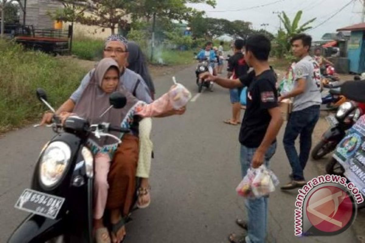 Komunitas Motor Scoodaha Bagi-bagi Takjil Gratis