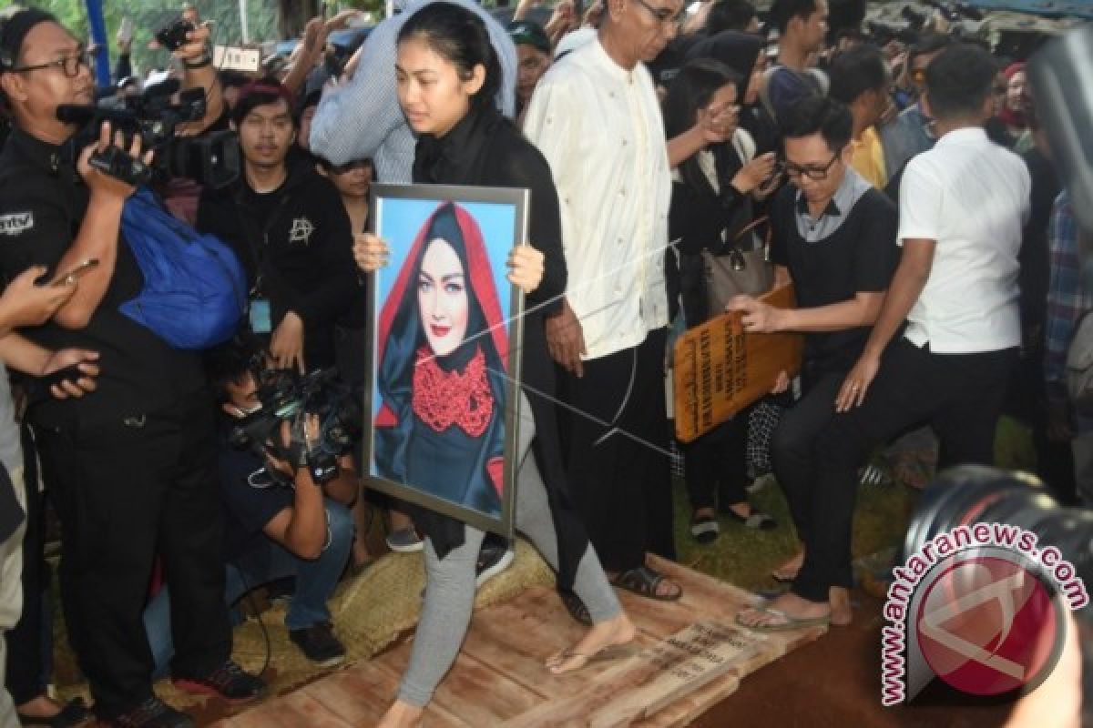 Julia Perez dan Momok Kanker Serviks Bagi Perempuan