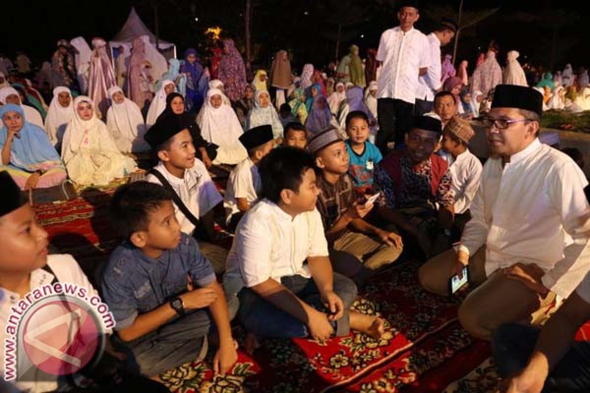 Ribuan Siswa Shalat Subuh Berjamaah Di Losari 