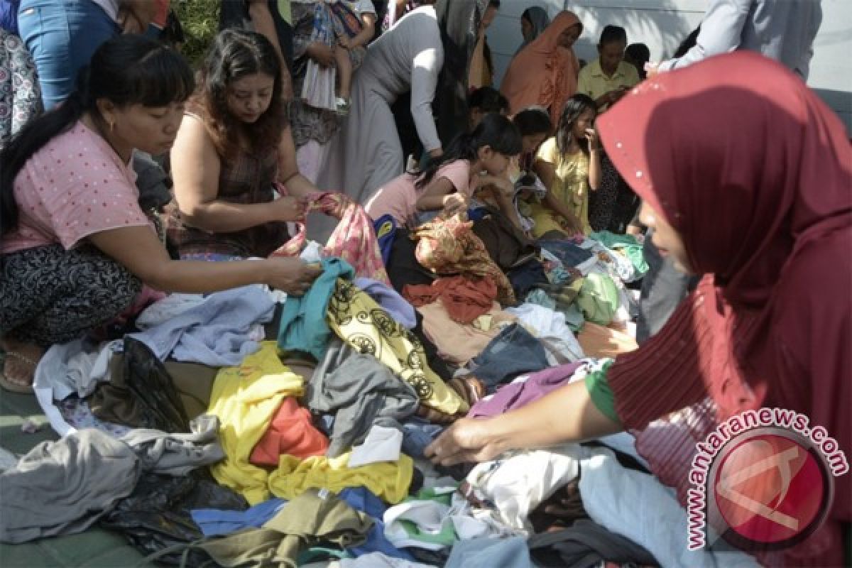 Warga Nusa Dua Minati Bazar Pakaian Ramadhan (Video)