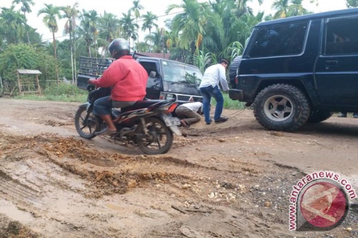 Jalan tiga kecamatan Tanjabbar rusak berat